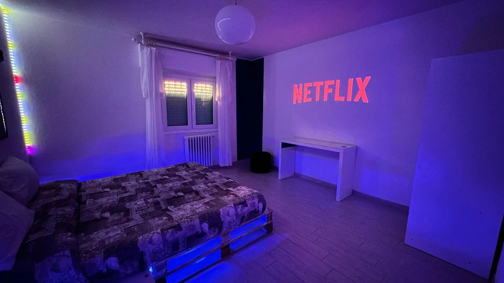 Infondoalmar Rimini --Intero Apt Indipendente-Netflix-Metromare A 40M-Proiettore 4K Cinema-Wifi Fibra-Led-Parcheggio-Riscaldamento-- 0*,  Italy